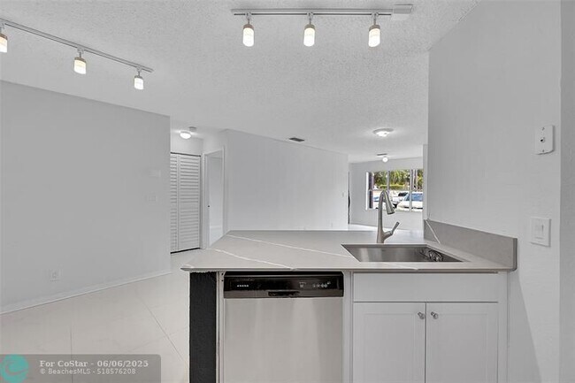Building Photo - 3350 Pinewalk Dr N