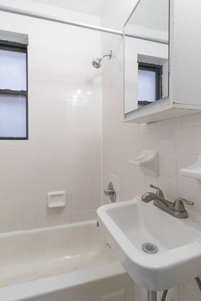 Building Photo - 340 E 94th St