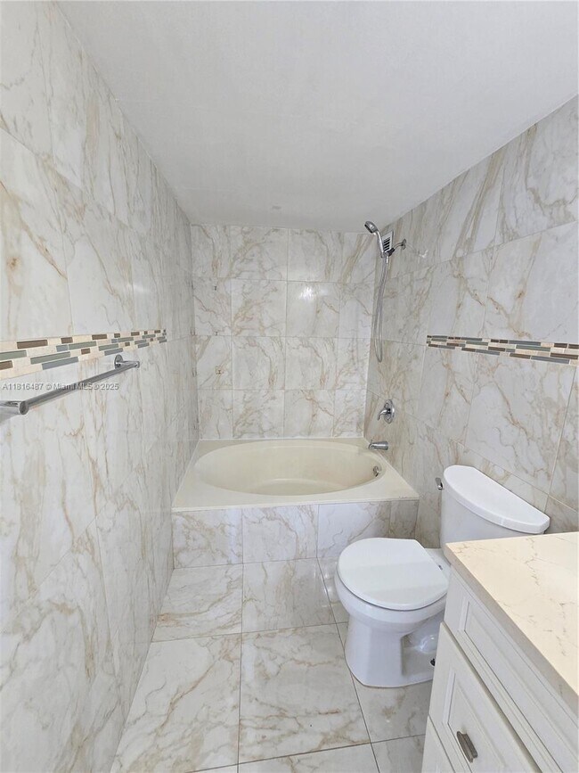 Building Photo - 1000 Parkview Dr