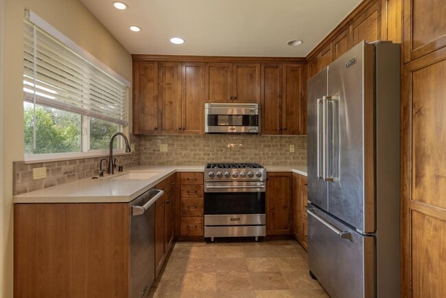 Building Photo - 425 Stuart Ct