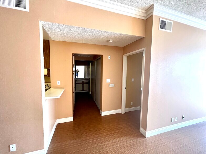 Building Photo - 533 S St Andrews Pl