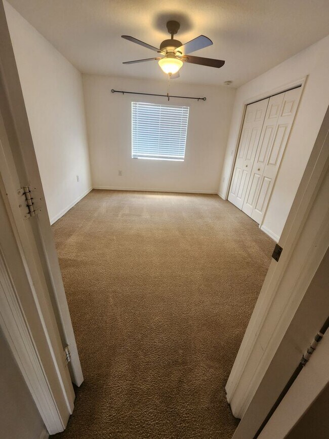 Building Photo - Home is in the Heart of New Tampa