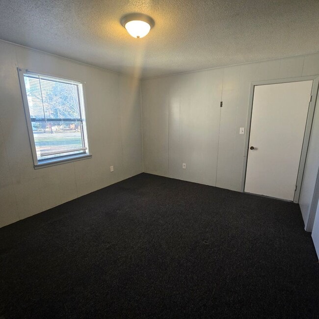 Building Photo - Modern & Spacious Upstairs 1 Bedroom Bungalow - Washer/ Dryer Included!