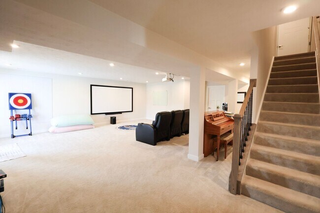 Building Photo - 4 Bedroom, 4 Bath Home w/Backyard Heated Pool overlooking Pearl's Fen