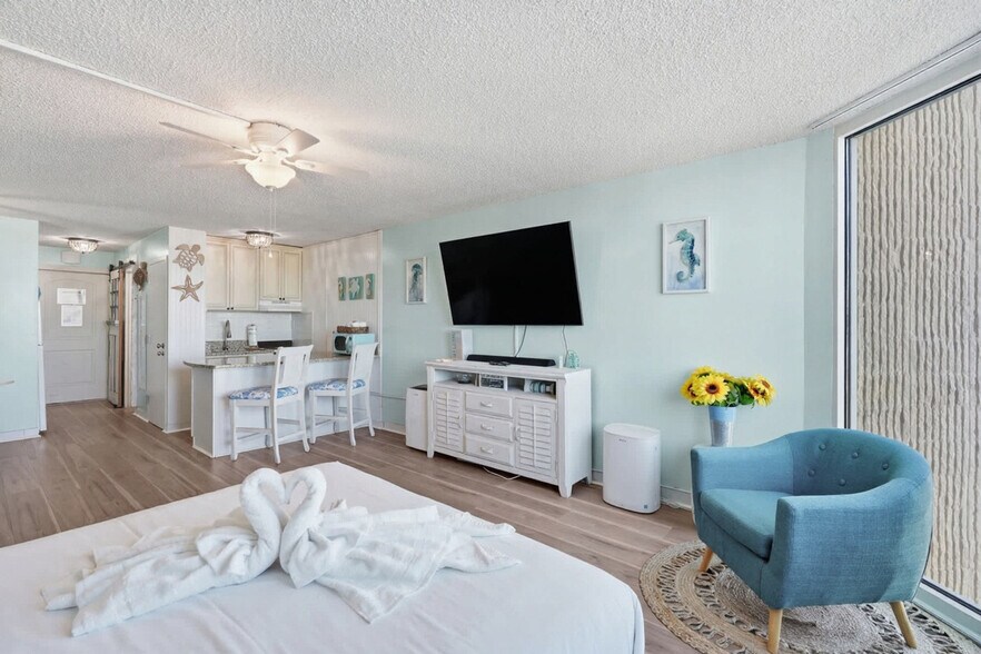 Building Photo - 8817 S Thomas Dr