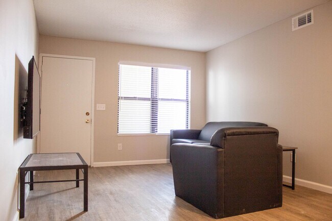 Interior Photo - 903-909 S Locust St