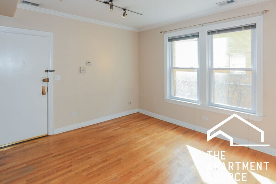 Building Photo - 628 W Roscoe St