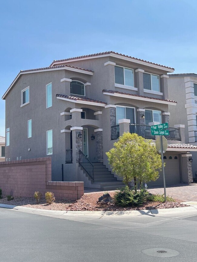 Building Photo - 3 Story house 4 bedroom / 3.5 bath, Southwest