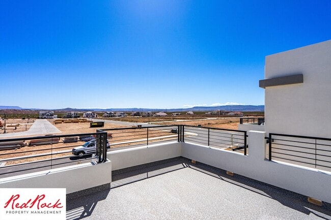 Building Photo - Stand Alone Home In Desert Color