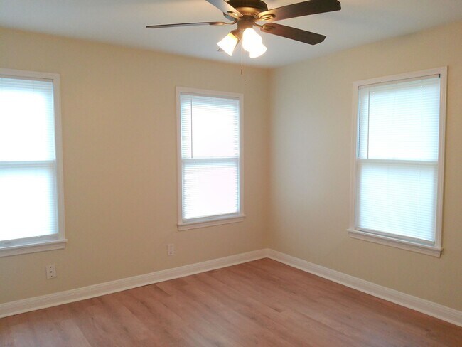 Building Photo - 4026 Brentwood Dr
