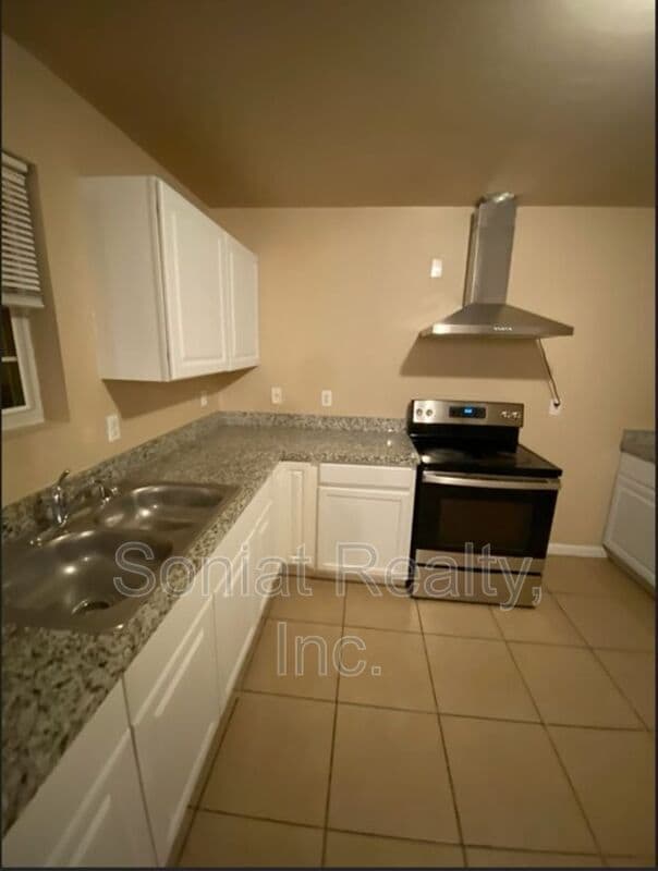 Building Photo - 7202 Salem Dr