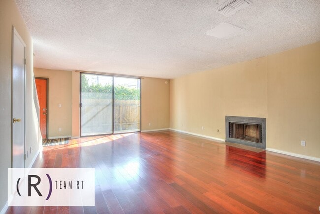 Building Photo - Gorgeous townhouse in a quiet 6-unit gated complex