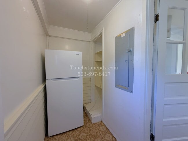 Building Photo - MOVE IN SPECIAL! ONE MONTH FREE! Timeless SE Portland 3 Bed Home w/Backyard, Hardwood Floors, & B...