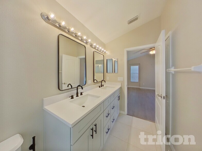 Building Photo - 31153 Whinsenton Dr