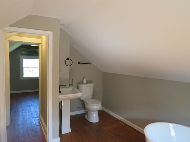 Building Photo - 3 Bedroom 2 Bath Home