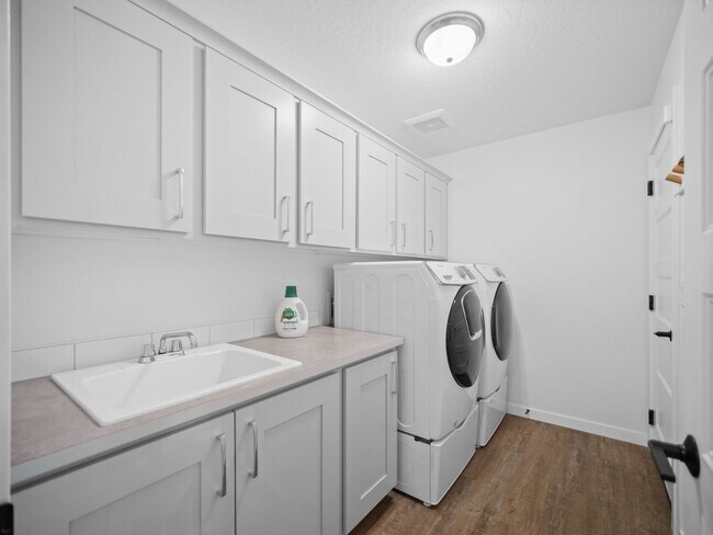 Building Photo - 4 bedroom Modern Home at Eagle Ridge Estates