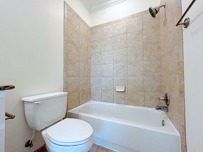Building Photo - 3 Bedroom Townhouse in Gated Community off...