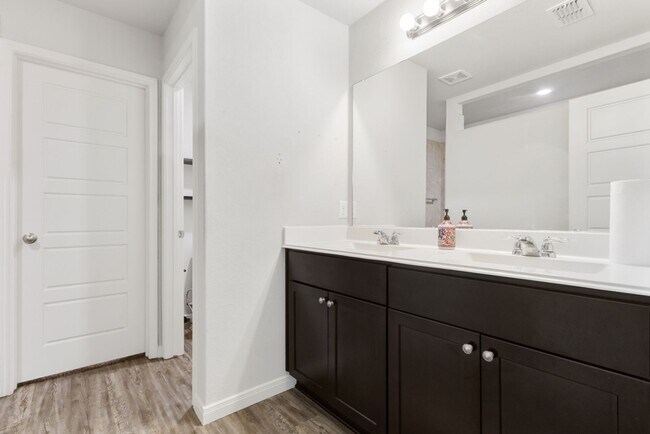 Building Photo - 4 Bedroom/2.5 Bath Paloma Subdivision