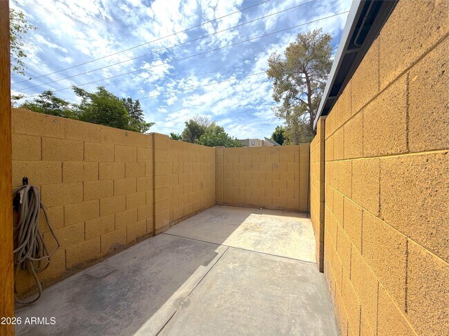 Building Photo - 8331 E Valley Vista Dr