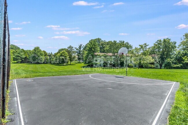 Building Photo - 5805 Royal Ridge Dr