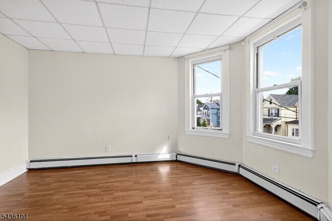 Building Photo - 49 Welland Ave