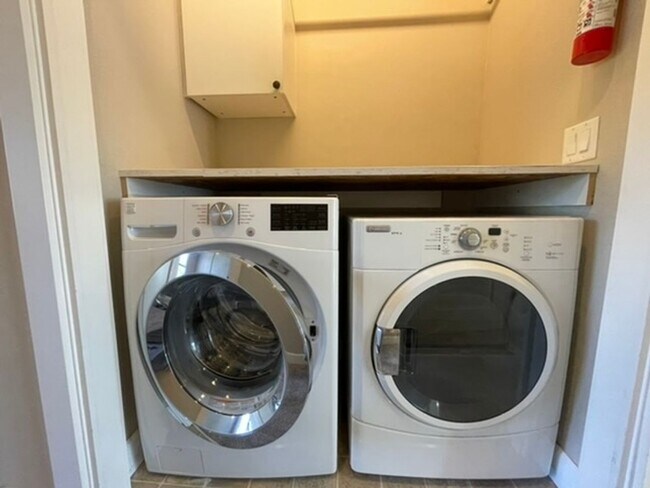 Building Photo - Happy Valley Townhome! 2Bed + Den/Office w/ 2.5 Bath ~ Garage, Washer/Dryer ~ Convenient to PDX A...