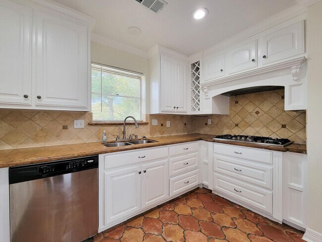 Building Photo - BEAUTIFUL LARGE 4 BEDROOM 2.5 BATH HOME