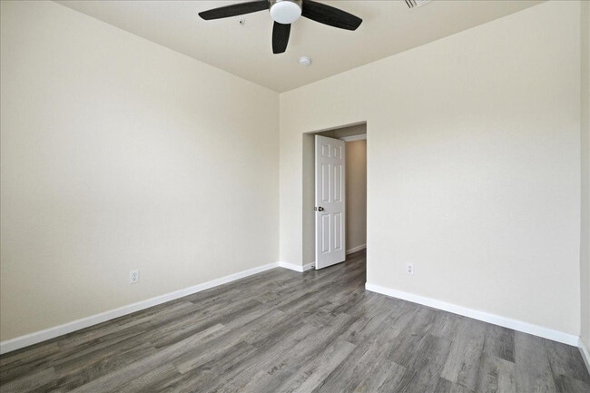 Building Photo - 1633 E Lakeside Dr