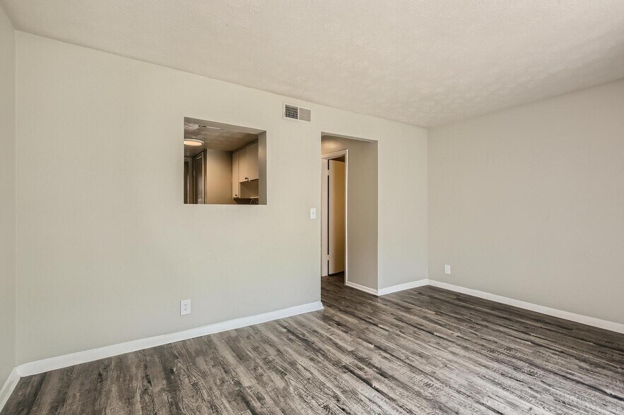 Building Photo - Lake Park Colonial