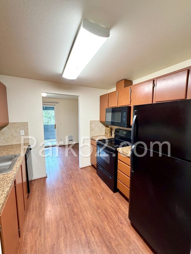 Building Photo - $250 Off First Full Month's Rent! Puyallup Area 2 Bedroom 2nd Floor Apartment