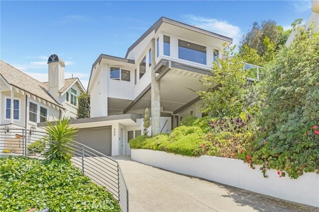 Building Photo - 546 Temple Hills Dr