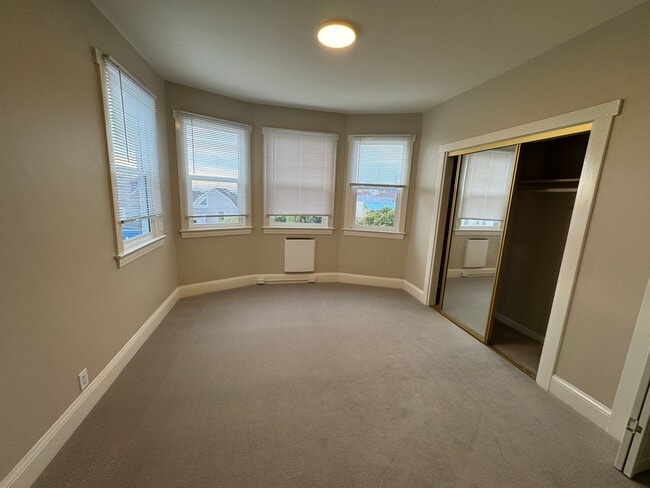 Building Photo - Charming Parkside Upper Flat w/ Garage Parking