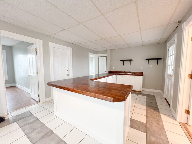 Building Photo - 159 Cartier St