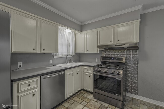 Building Photo - 1602 San Saba St