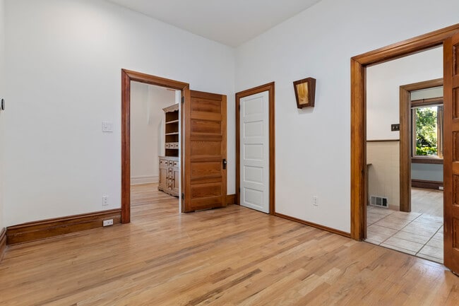 Building Photo - 1124 E