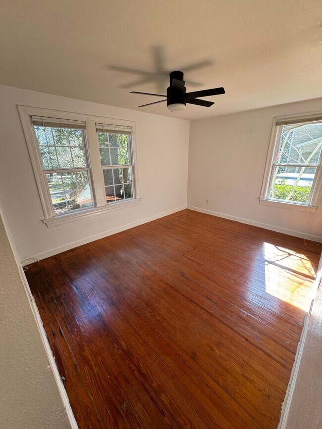 Building Photo - 3B/2.5B Home + 2 Flex Rooms –  One Block from FSU Stadium/Available by January 2027