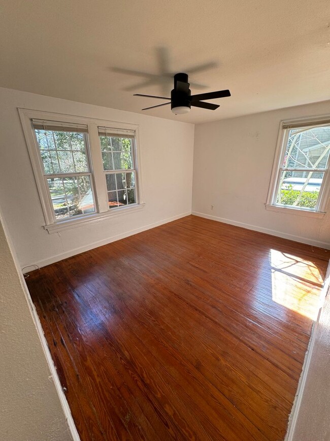 Building Photo - RENT REDUCED! & $1000 OFF 1st Mo. Rent - 3B/2.5B Home + 2 Flex Rooms –  One Block from FSU Stadium