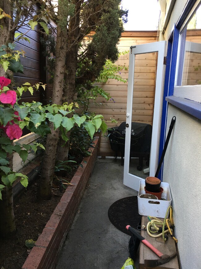 Building Photo - 1042 Pearl St