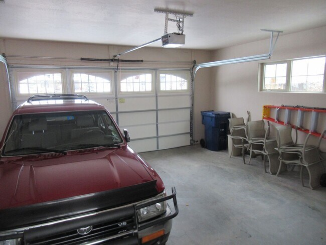 Building Photo - 2 Bed 2.5 Bath Furnished River Lakes Townhouse!