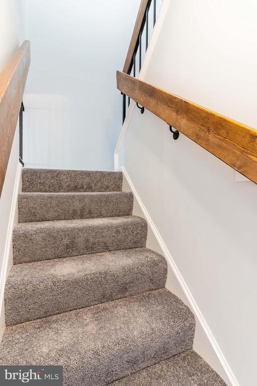 Building Photo - 8708 Village Square Dr