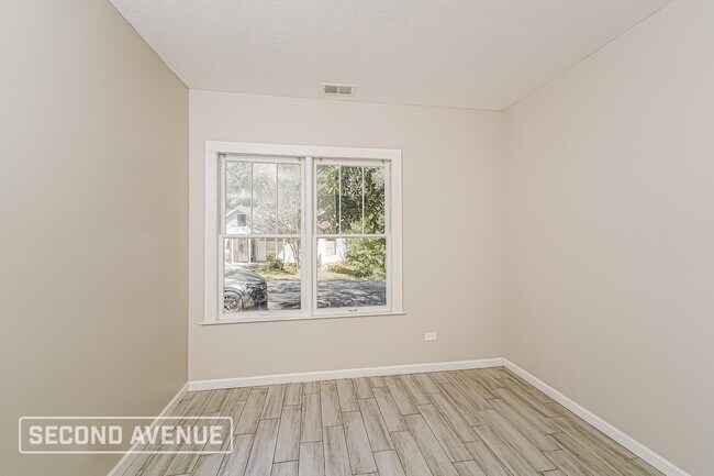 Building Photo - 544 7th St S