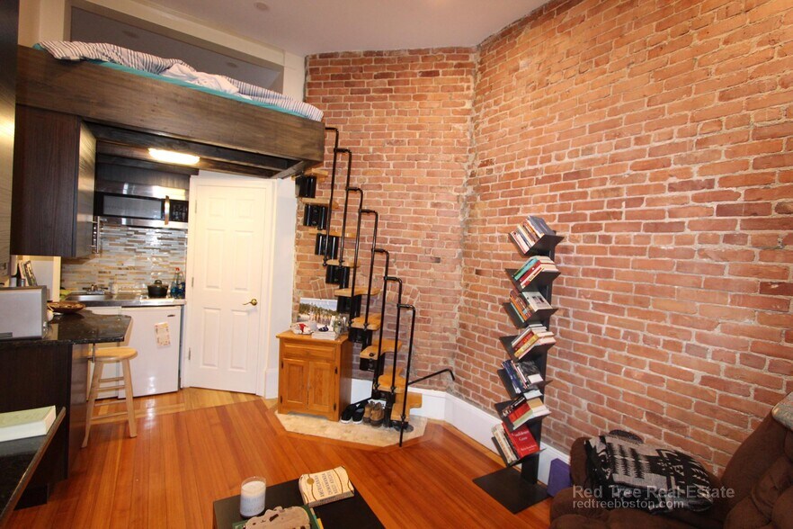 Building Photo - 1689 Beacon St