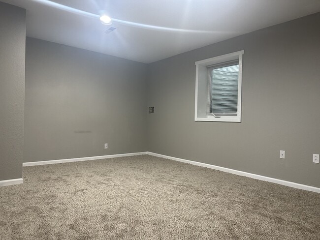 Building Photo - 602 Sara St