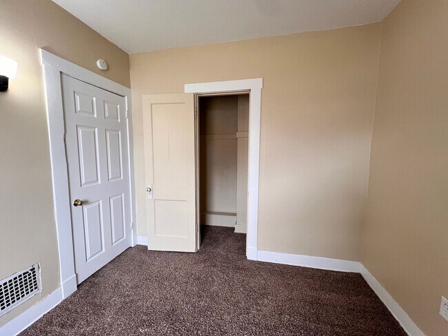 Building Photo - 1947 Sussex Pl