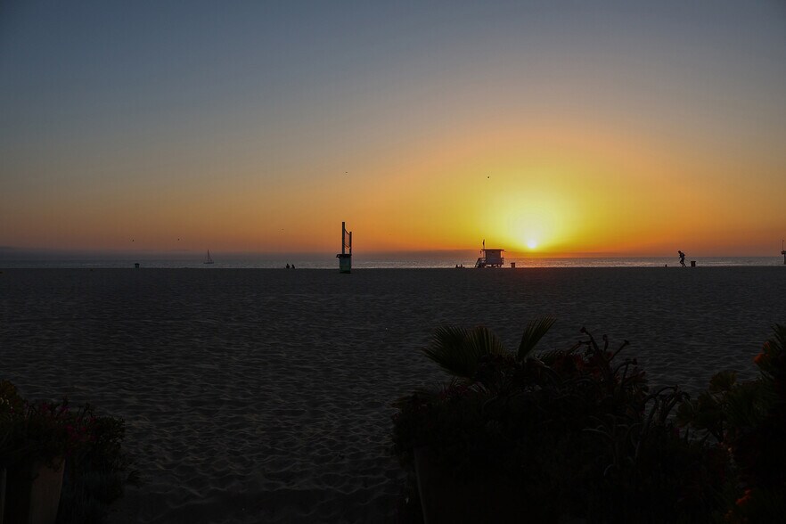 Building Photo - 3505 Ocean Front Walk