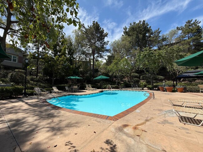 Building Photo - Comfortable 2BD/2BA Townhome in Carmel Mountain Ranch with Community Pool, Attached Garage & In-U...