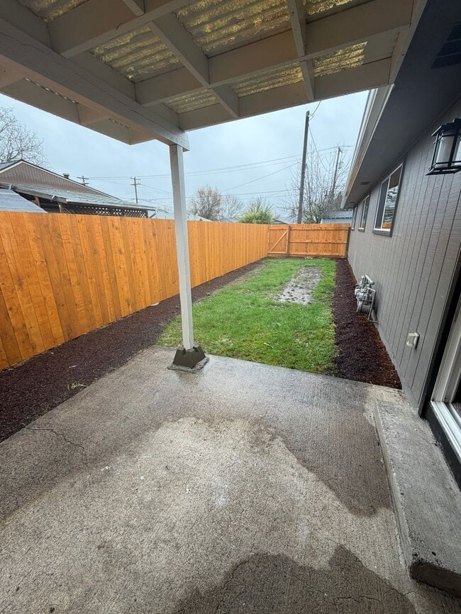 Building Photo - Newly Remodeled Large 2 Bedroom!