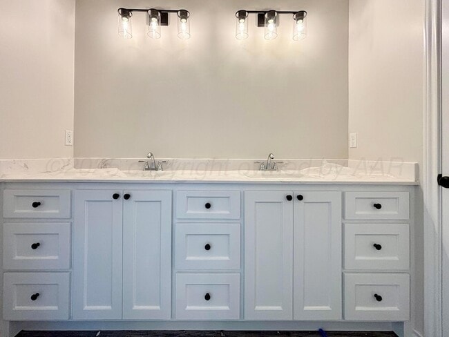 Building Photo - 3002 Knoll Dr