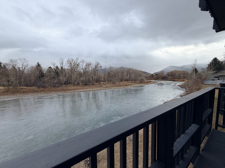 Building Photo - 1011 River Dr