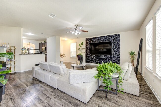 Building Photo - 3330 Madison Elm St